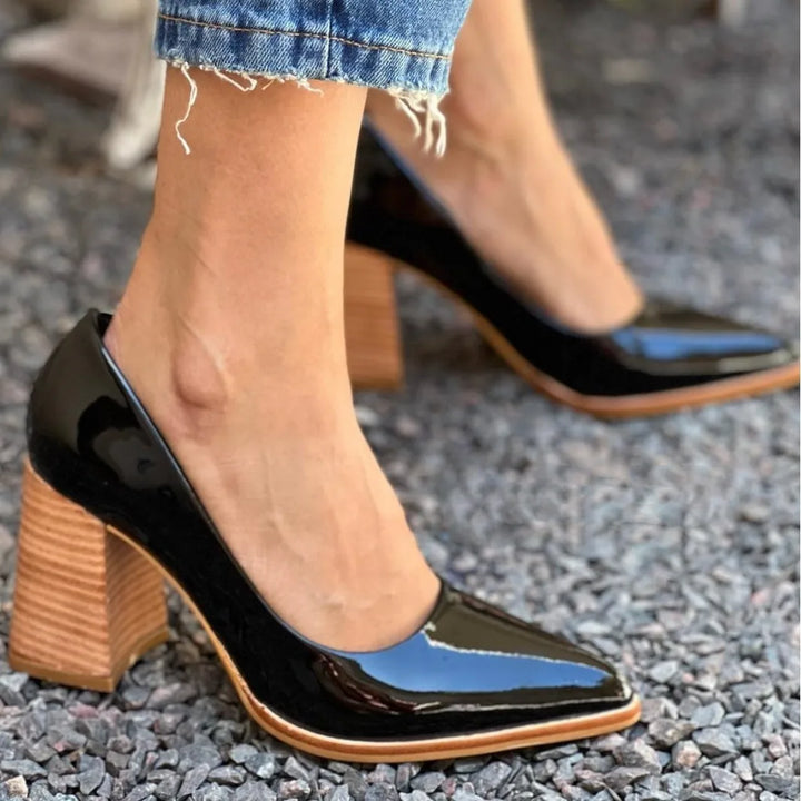 POINTED TOE HEEL WITH GEOMETRIC HEEL